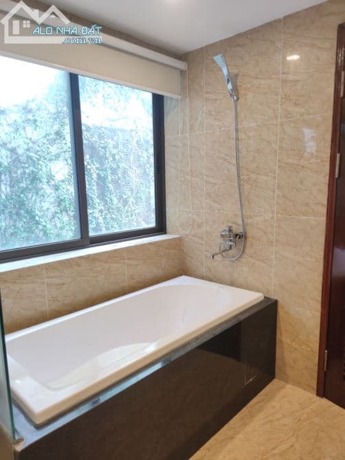 Bán nhà mặt đường Tây Hồ, 314m2, có hồ bơi, hợp đồng thuê 350tr