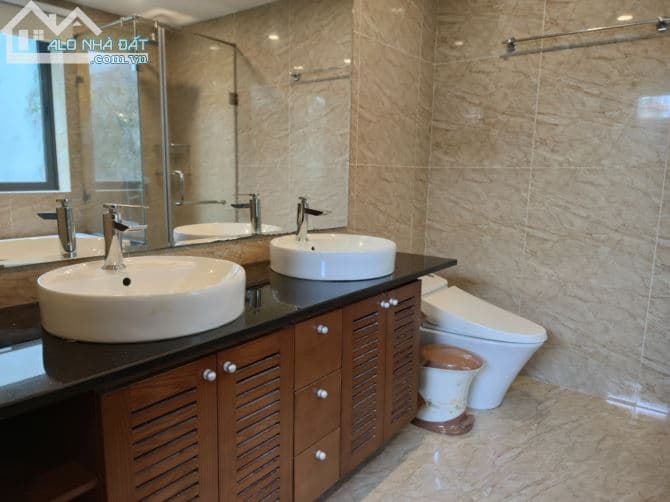 Bán nhà mặt đường Tây Hồ, 314m2, có hồ bơi, hợp đồng thuê 350tr