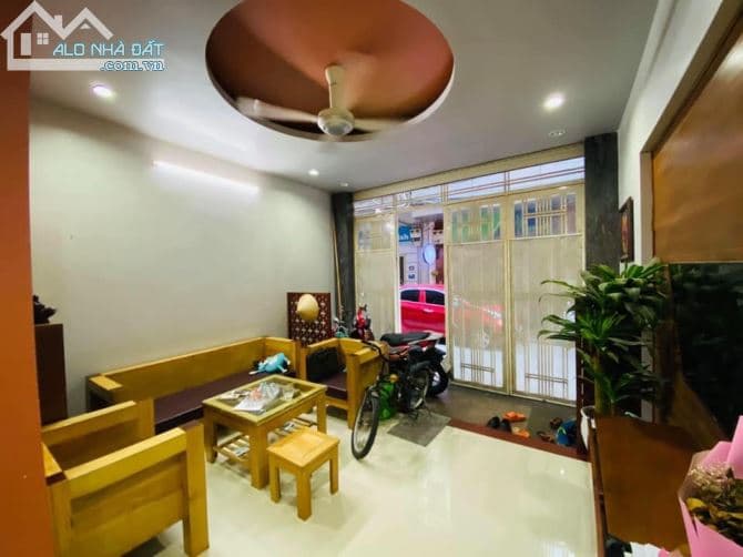 Cho thuê nhà siêu đẹp Văn Cao, DT 65m2 x 5 tầng, mặt tiền 6m, ô tô đỗ cửa, giá 18tr/th