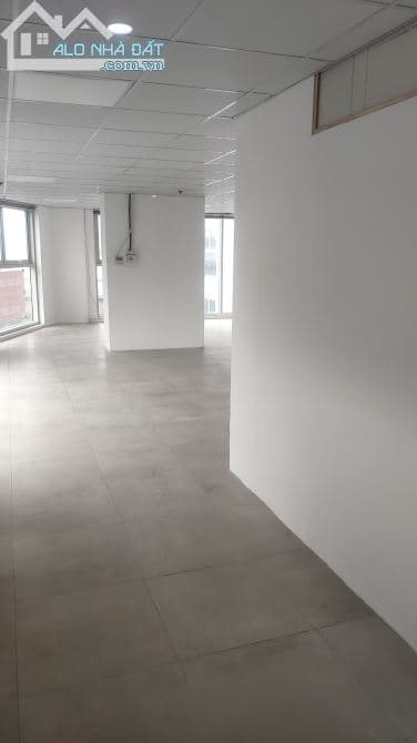 Cho thuê văn phòng 110m2 đường Minh Khai cạnh Times City