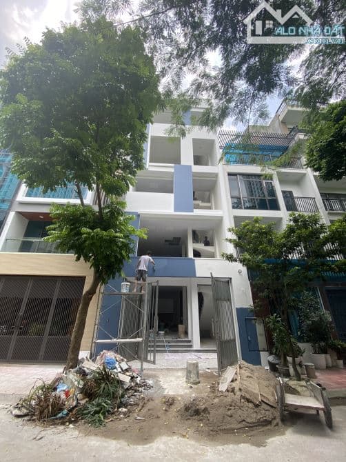 Cho thuê nhà 108 Nguyễn Trãi, phố Cự Lộc, 6 tầng, 100m2