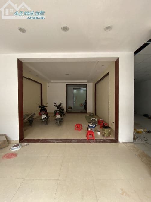 Cho thuê nhà mặt phố Nguyễn Xiển, kinh doanh đỉnh cao, 170m2, 4 tầng