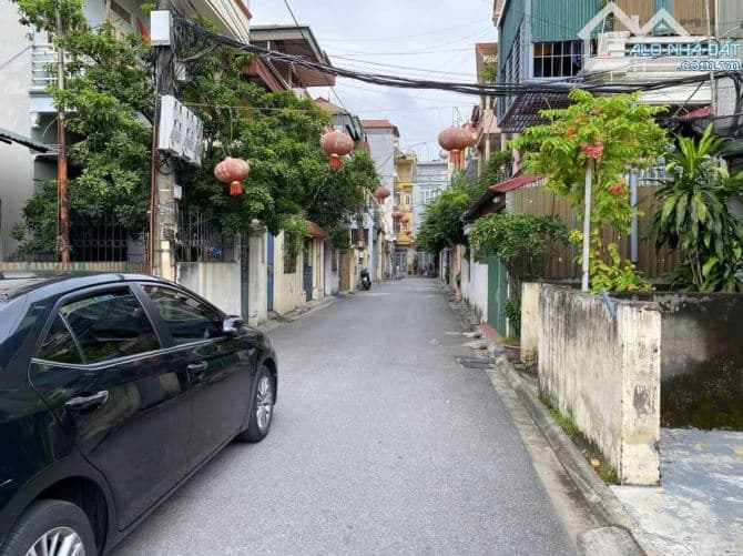 Cho thuê nhà 60m, 3 tầng Vũ Xuân Thiều, Long Biên, ô tô tránh