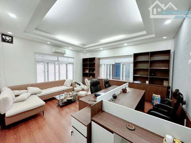 Cho thuê văn phòng 25-45m2, đường Hoàng Quốc Việt, giá từ 5.5tr