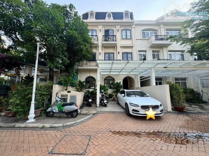 Cho thuê biệt thự Chateau - Phú Mỹ Hưng- Quận 7