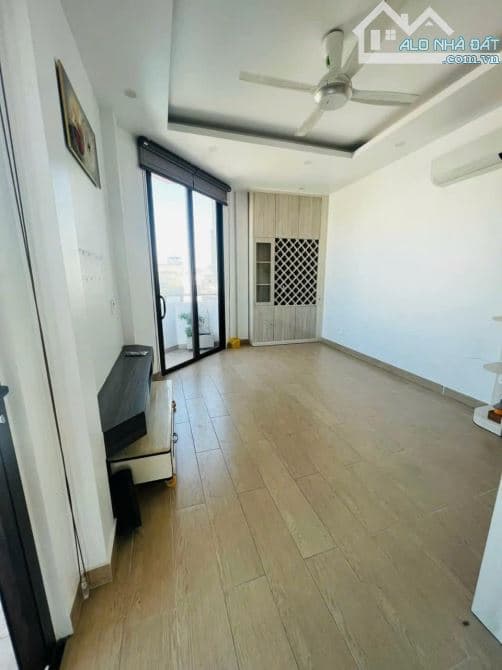 Cho thuê nhà 4x15m 5 tầng tại MT Lê Thánh Tôn, Q1