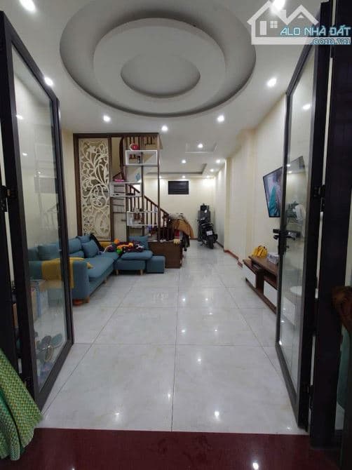 Cho thuê nhà phố 42m, 3 tầng tại Thạch bàn Long Biên, giá 10 triệu