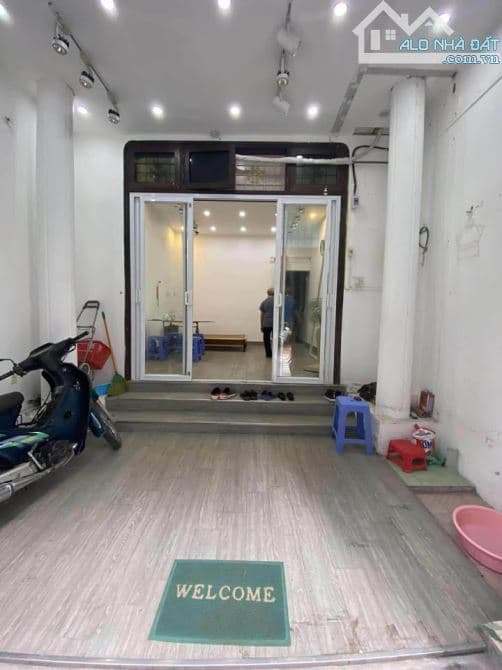 Nhà mặt ngõ 41 Thái Hà, 50m2, 4 tầng, giá 18 triệu