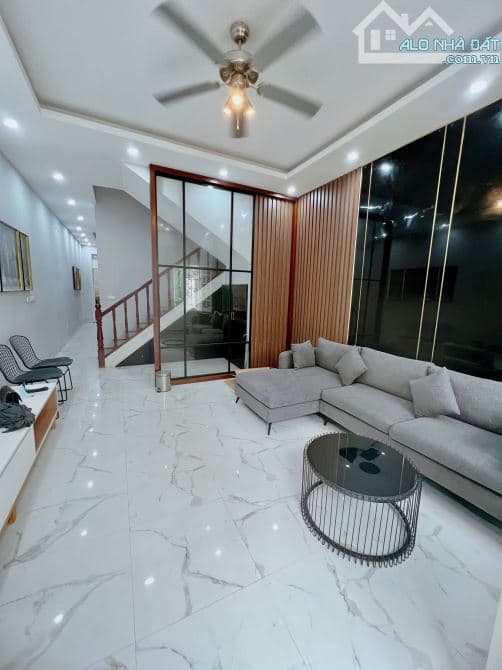 Cho thuê nhà Hoàng Quốc Việt Cầu Giấy 85m x 3 tầng, sân ôtô đỗ