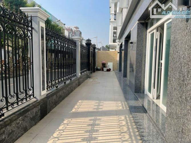 Biệt thự 2 mặt tiền đường lớn, gần chợ Đầu Mối. DT rộng, 4pn 7wc, sân đậu oto
