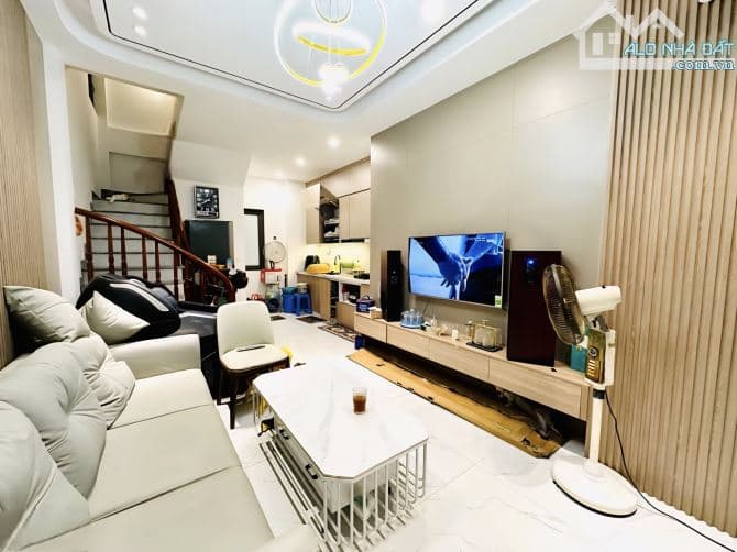 Nhà 5 tầng 35m2 Việt Hưng - Ô tô vào - 7 tỷ