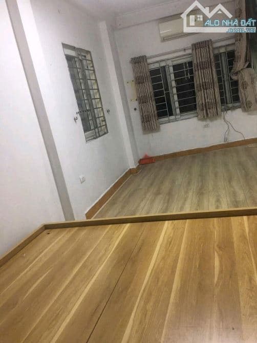 Cho thuê nhà phố Thạch Bàn, Long Biên gần chợ Đồng Dinh