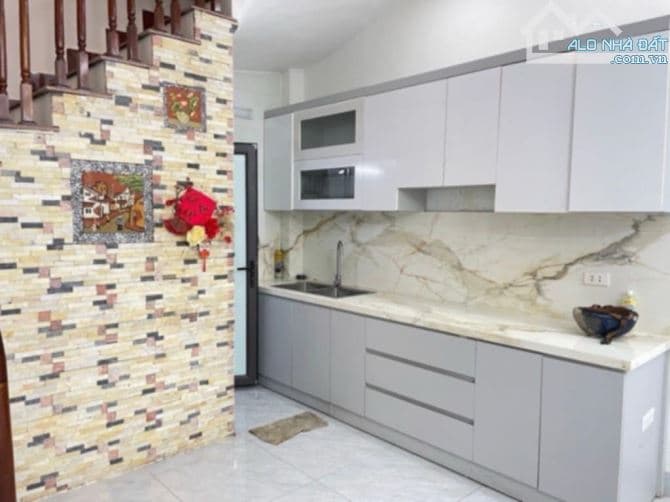 Bán nhà Nguyễn Văn Cừ, Bồ Đề - 42m2, 5 tầng, có gara