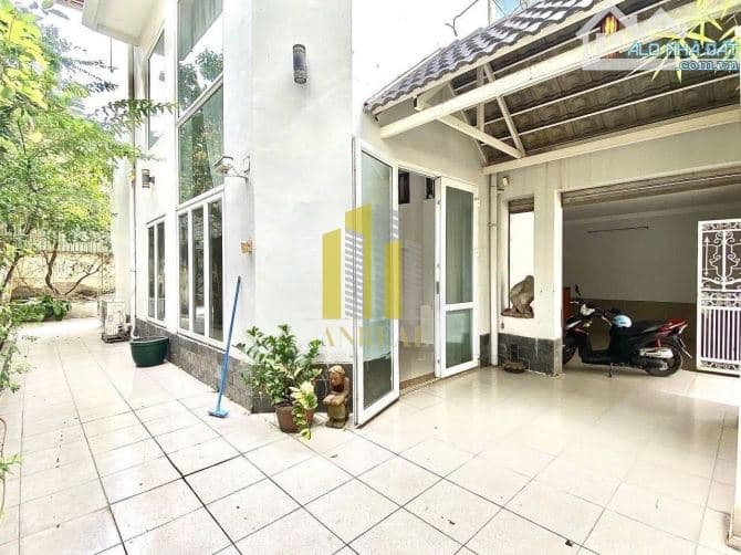 Villa Quốc Hương cho thuê tại Thảo Điền, giá 50 triệu