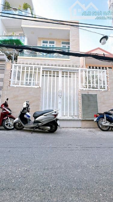 Bán nhà hẻm xe hơi, gần phố đi bộ Nguyễn Huệ, Quận 4