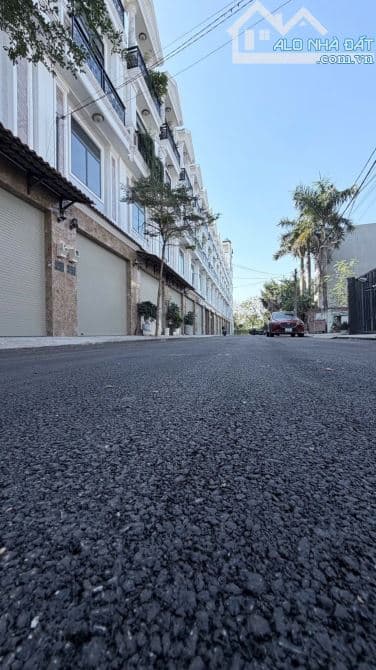 BÁN NHÀ 4 TẦNG MỚI XÂY ĐỂ Ở HOẶC CHO THUÊ, SÁT QUỐC LỘ 13, 60 M2, GIÁ HƠN 8 TỶ TL