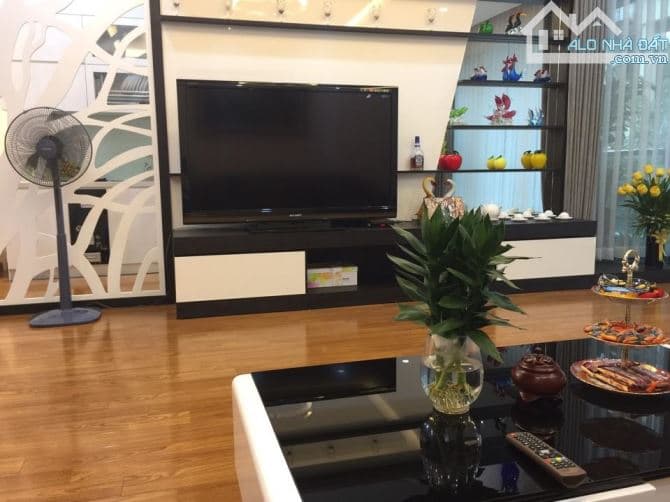 Nhà dân 5 tầng, 6 phòng, Lạc Long Quân, ô tô 10m