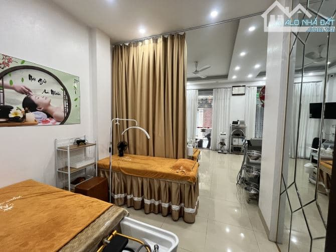 Bán nhà 99m2 mặt phố Giáp Bát, Hoàng Mai, lô góc, 36 tỷ