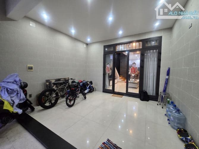 Nhà 3 tầng Thanh Lương 10, 100m², 5PN, sân ô tô, full nội thất