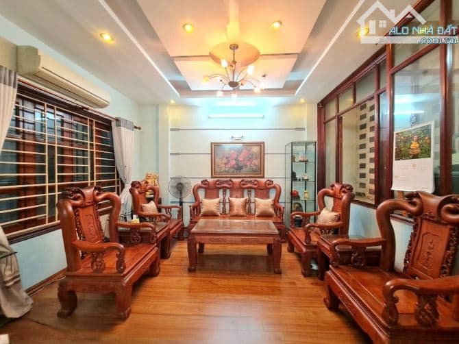 Bán nhà mặt tiền Hoàng Cầu, Đống Đa, 45m2, 5 tầng, giá 12 tỷ