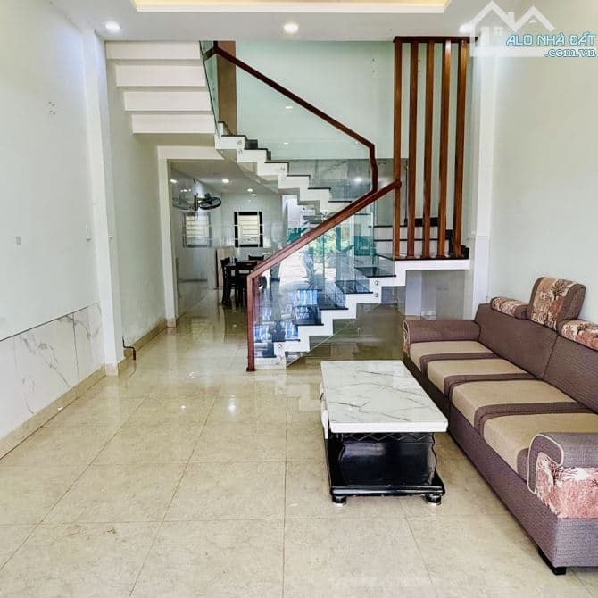 Nhà 3 tầng gần Masterise, 56m², ngang 4m, giá 7.X tỷ