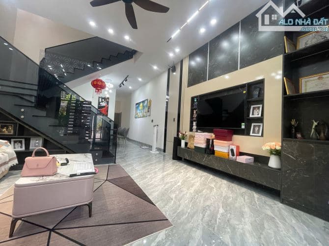 Bán nhà 2 tầng, full nội thất, mặt phố Khuê Trung