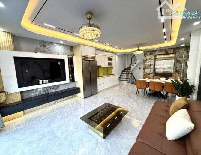 Nhà 37m2, 5 tầng, mặt phố Lò Đúc, giá 11 tỷ 89