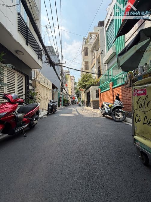 HOT BÁN NHÀ HẺM VIP P. Bến Thành. Nhà 3 tầng, thang máy, DT 100 m2,giá đầu tư chỉ 280tr m2