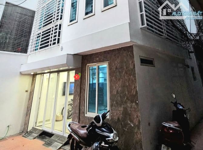 Lô góc phố Quán Thánh, Ba Đình, gần hồ Trúc Bạch