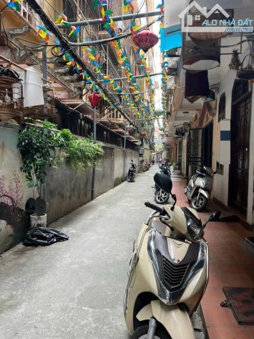 Cho thuê nhà 5 phòng ngủ, 45m2, ngõ Chùa Bộc, Đống Đa