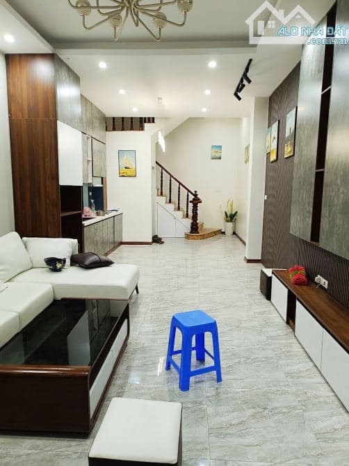 Nhà dân xây, cách 10m ra mặt phố, có ban công thoáng sáng, sổ vuông đẹp, nhiều tiện ích.