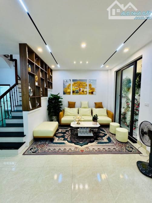 Nhà Lĩnh Nam 60m2, 5T, ô tô đỗ cổng, 8PN, dòng tiền 30tr, 7.8 tỷ