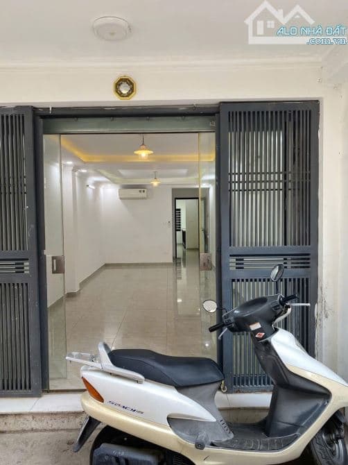 Cho thuê nhà THÁI HÀ, Huỳnh Thúc Kháng. 19 triệu/tháng. Phù hợp thuê ở Hộ GĐ, VP, Spa