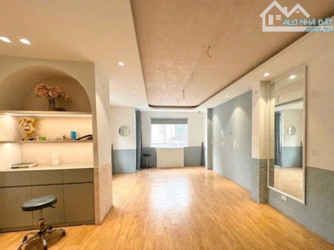 Nhà Ngọc Khánh 70m2 x 2T, thang máy, làm đẹp/VP, 16tr/tháng
